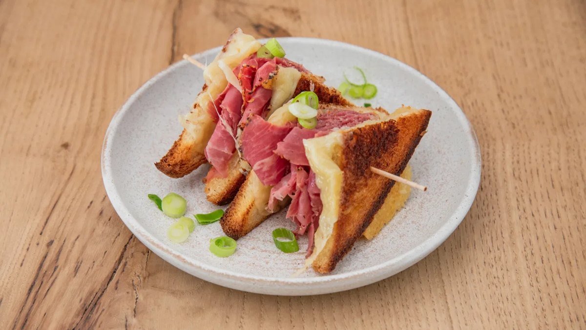 Grilled cheese au pastrami de bœuf, tapas maison au restaurant Le Premier à Vincennes