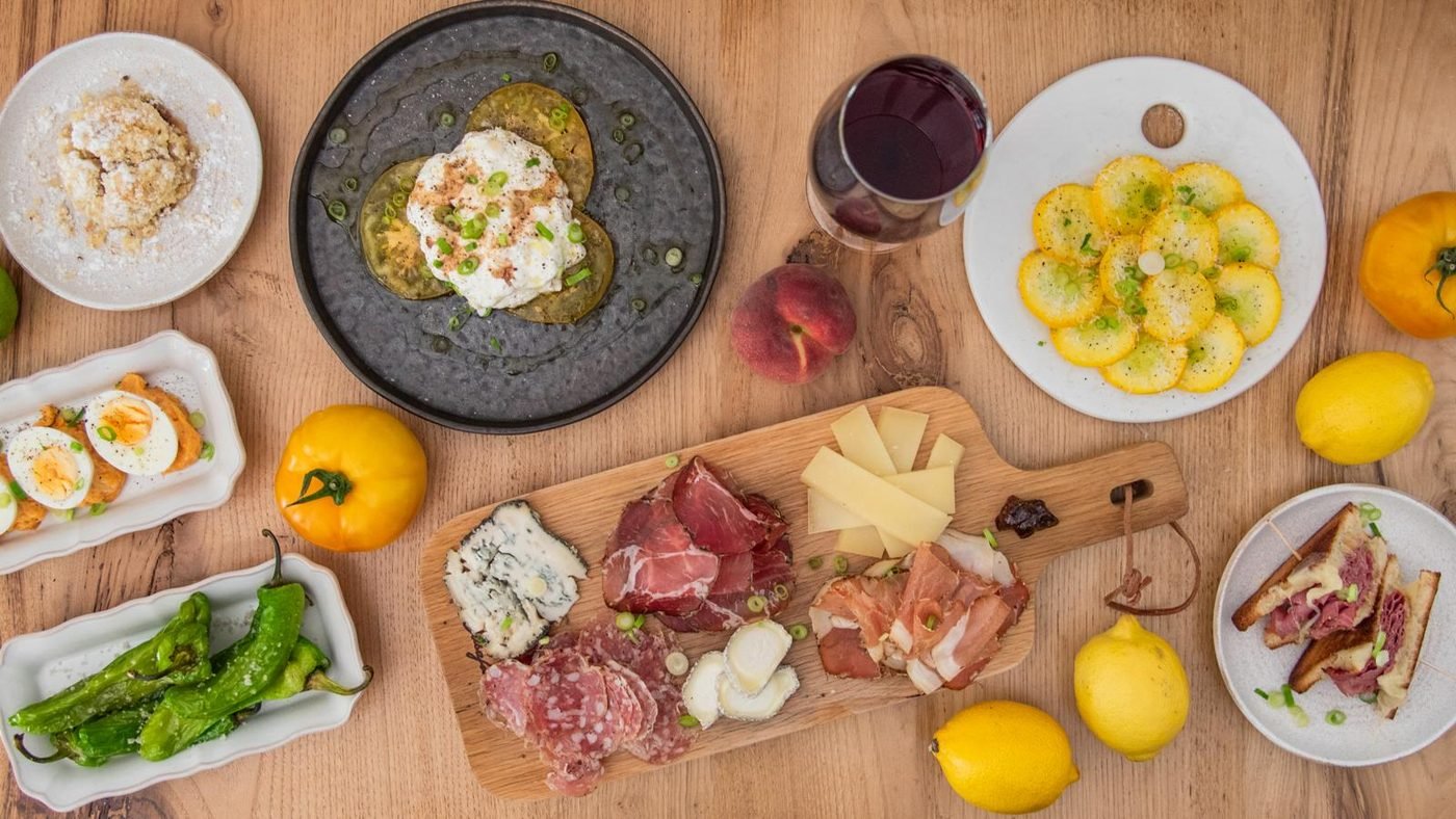 Tapas maison à partager au restaurant Le Premier à Vincennes : burrata, charcuteries, fromages, piments et œufs